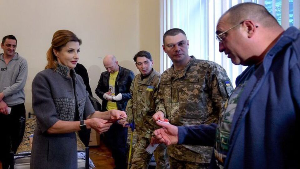 Дружина президента вручила запрошення пораненим бійцям