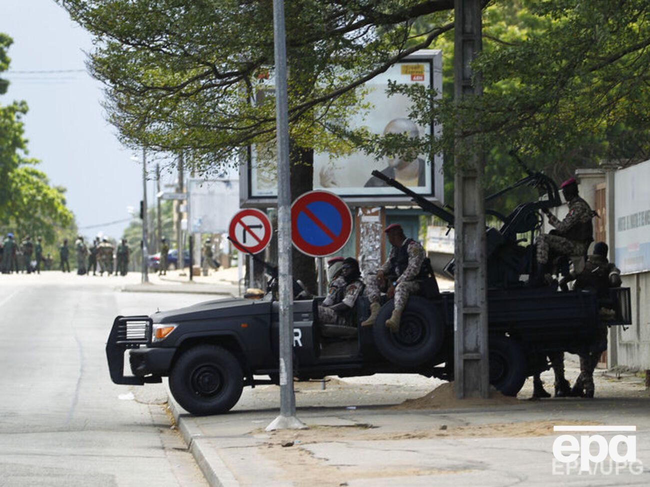 Солдаты покинули казармы и вышли на улицы с оружием