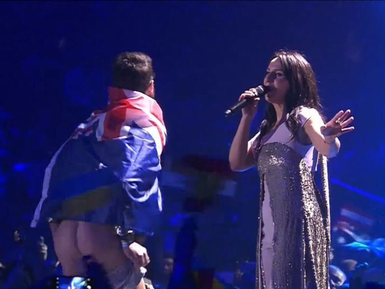 Мужчина&nbsp;снял штаны во время выступления Джамалы