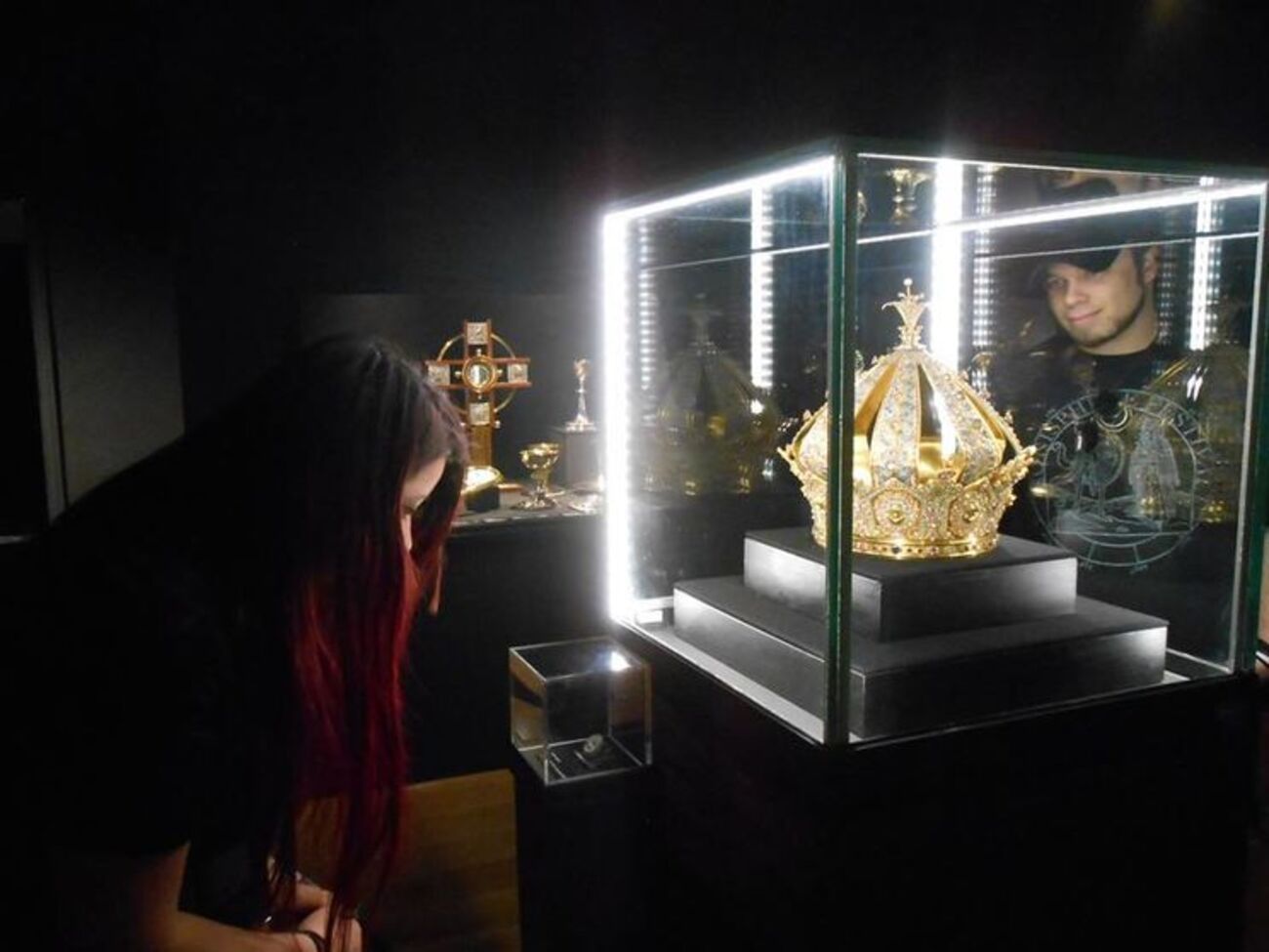 Украденная корона была выставлена в музее "Фувьер" с 1899 года