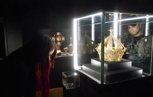 Украденная корона была выставлена в музее "Фувьер" с 1899 года