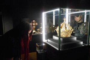 Викрадену корону виставляли в музеї "Фув'єр" із 1899 року