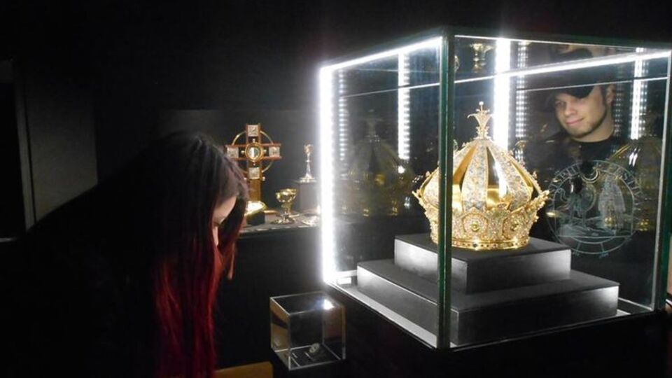 Украденная корона была выставлена в музее "Фувьер" с 1899 года