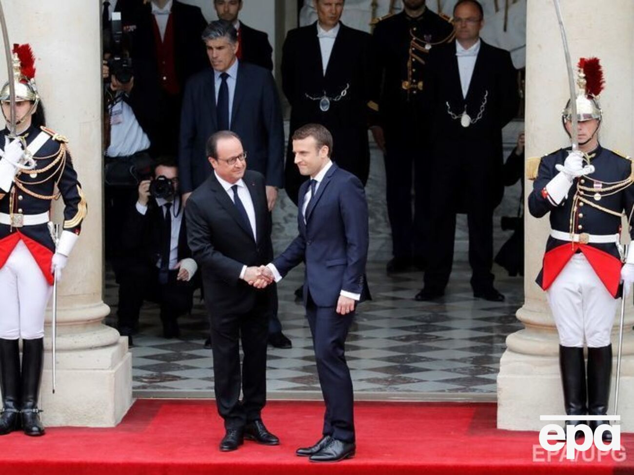 Перед началом церемонии Олланд и Макрон встретились у входа в Елисейский дворец