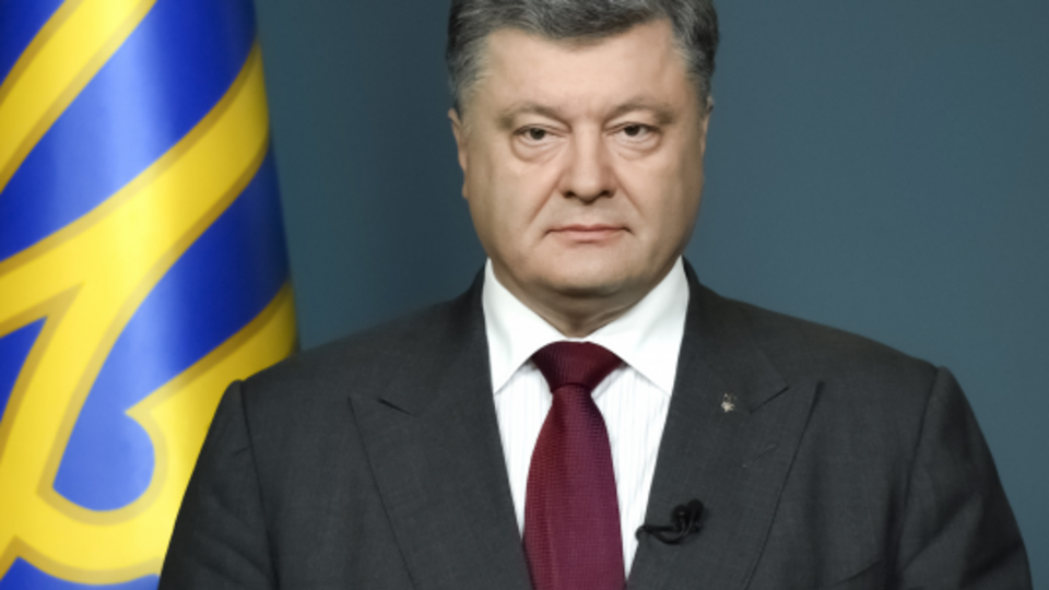 Порошенко напомнил, что, согласно Конституции, все граждане, которые достигли 35 лет, имеют право баллотироваться в президенты
