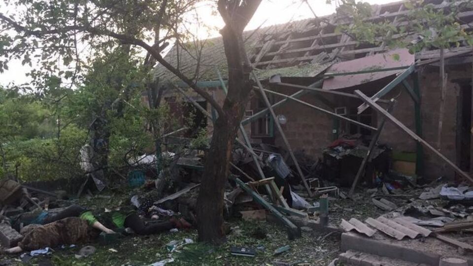 Снаряд, випущений бойовиками "ДНР", зруйнував будинок в Авдіївці