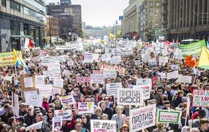 Москвичи вышли на акцию протеста против сноса пятиэтажек. Фоторепортаж