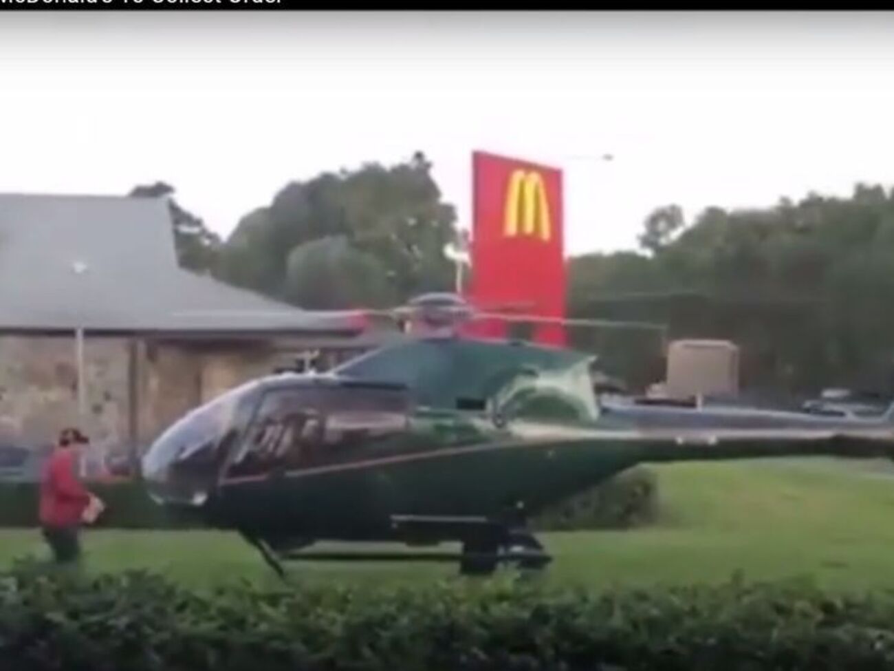 Мужчина улетел, забрав заказ из McDonald’s