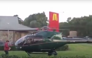 Мужчина улетел, забрав заказ из McDonald’s