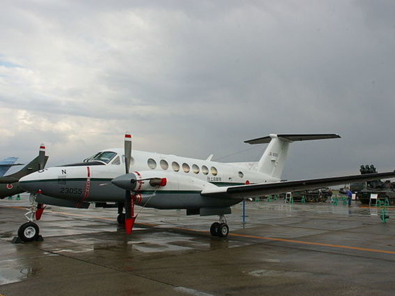 Літак-розвідник LR-2 застосовують для перевезення тяжкохворих