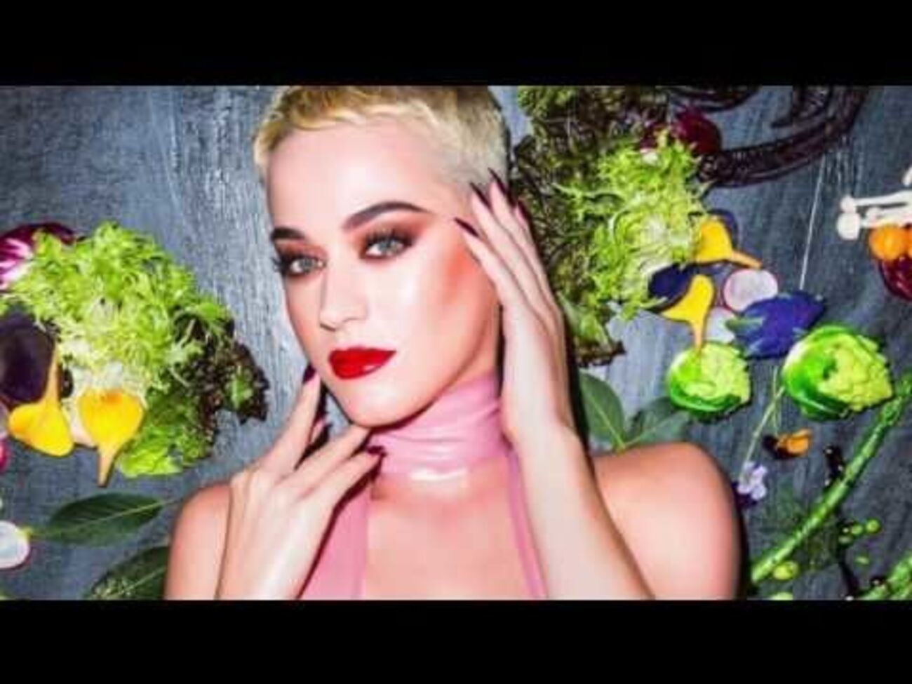 Перри предстала в ролике в виде "продукта"