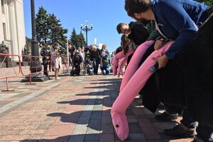 Політики ховають голову в пісок, як страуси, уникаючи переформатування ЦВК, стверджують учасники акції