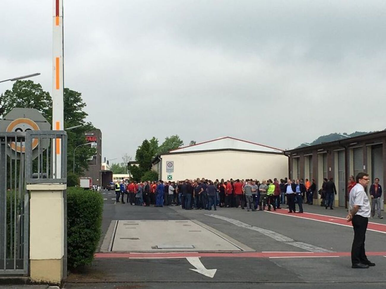 Співробітників заводу евакуювали