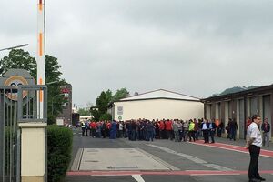 Співробітників заводу евакуювали