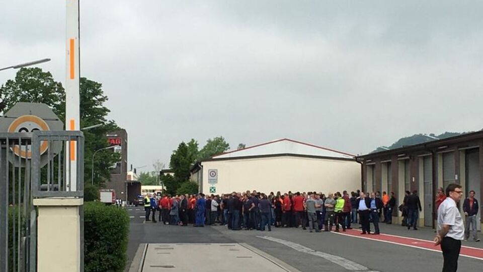 Сотрудников завода эвакуировали