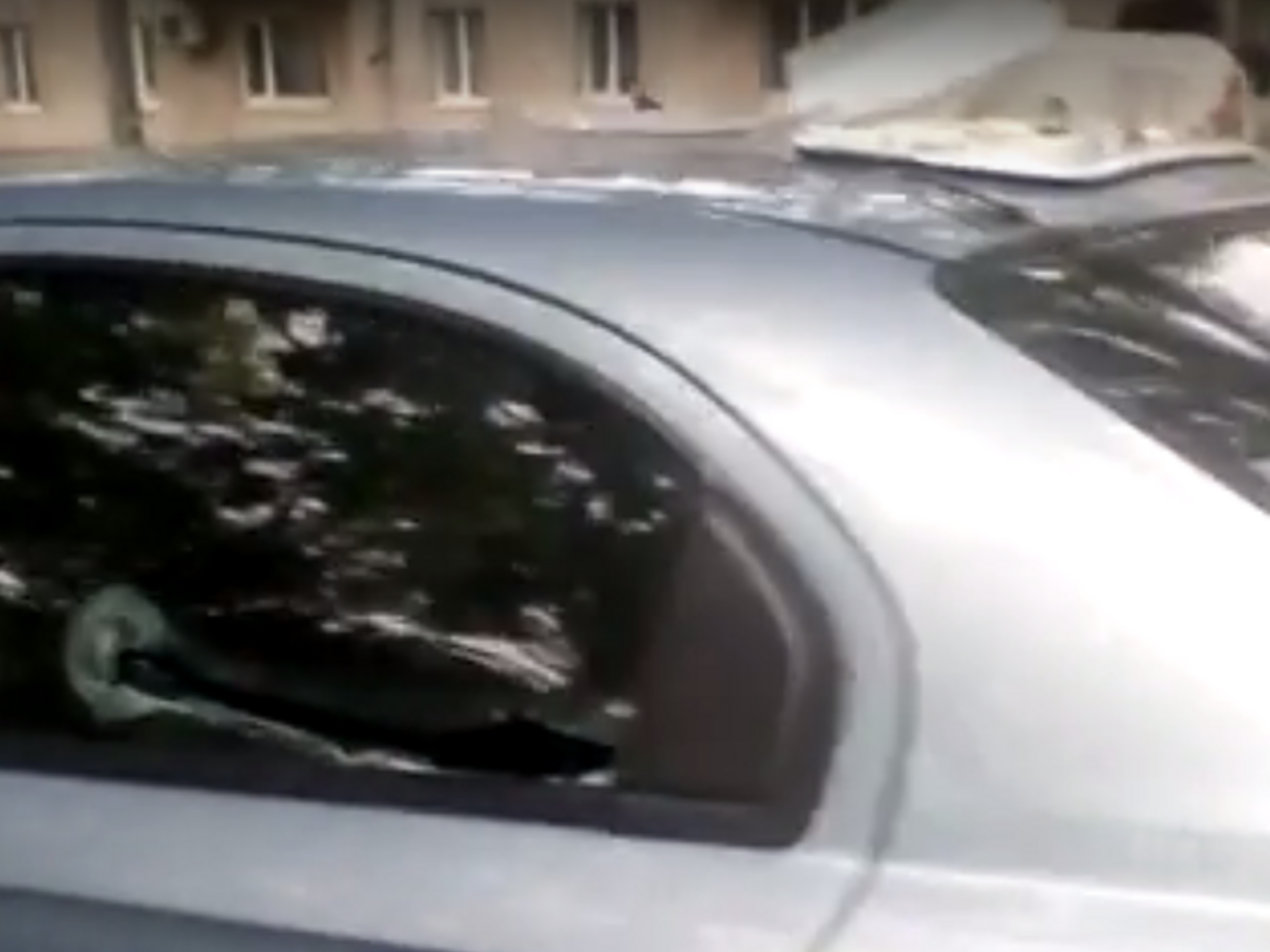 Пошкоджений автомобіль потерпілого таксиста зняли на камеру