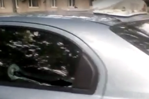 Пошкоджений автомобіль потерпілого таксиста зняли на камеру