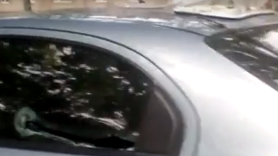 Пошкоджений автомобіль потерпілого таксиста зняли на камеру