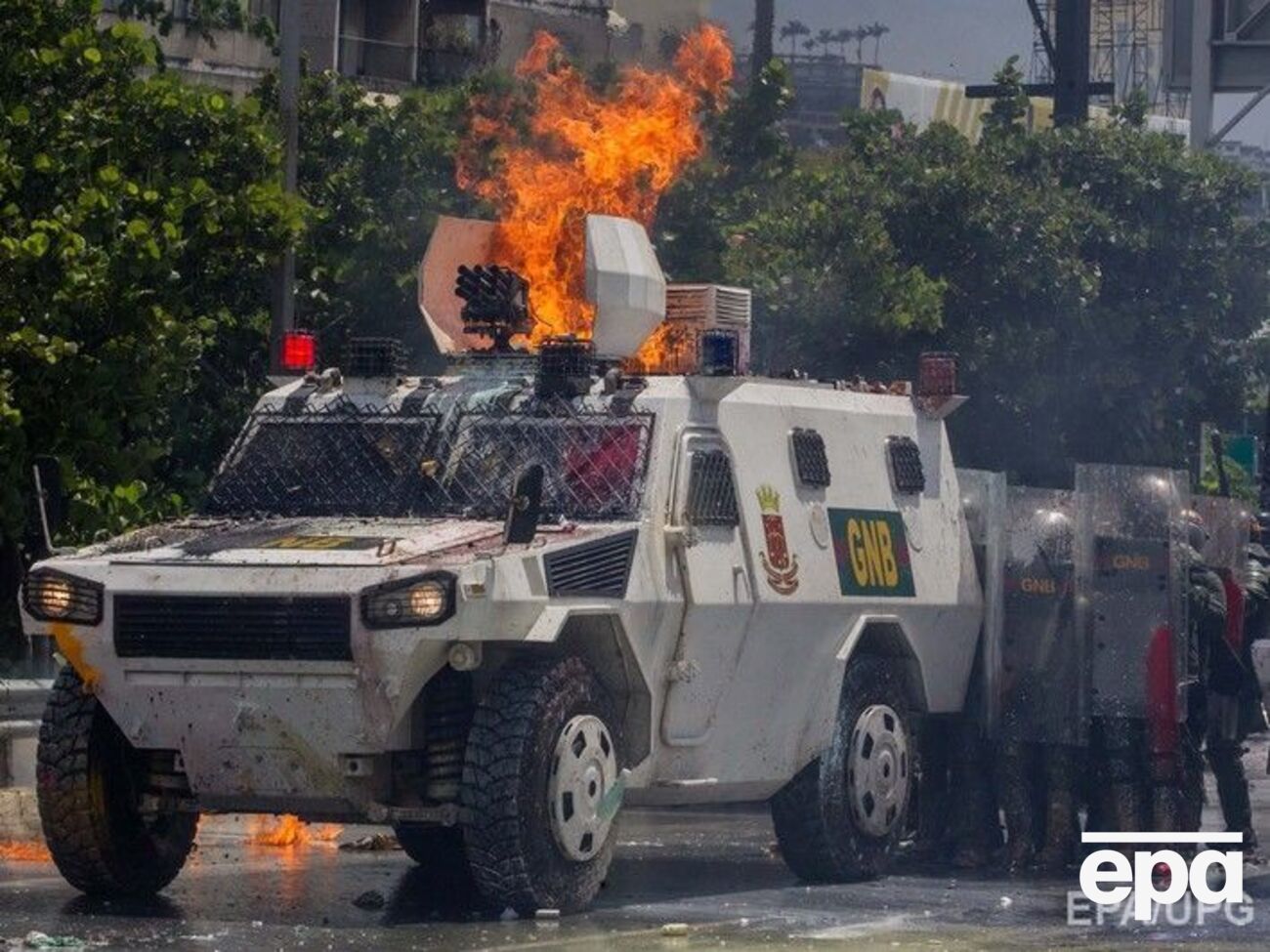 Протестувальники у Венесуелі використовують "коктейлі Молотова" проти поліцейських