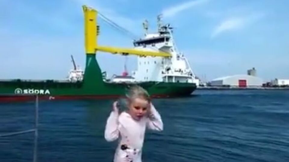 Девочка испугалась гудка корабля