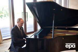 Президент России Владимир Путин перед встречей с Си Цзиньпином попытался сыграть несколько мелодий на рояле