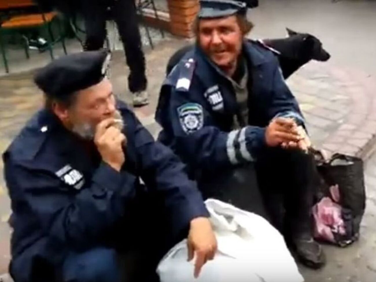 Бездомные в Запорожье ходят в милицейской форме