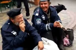 Бездомные в Запорожье ходят в милицейской форме