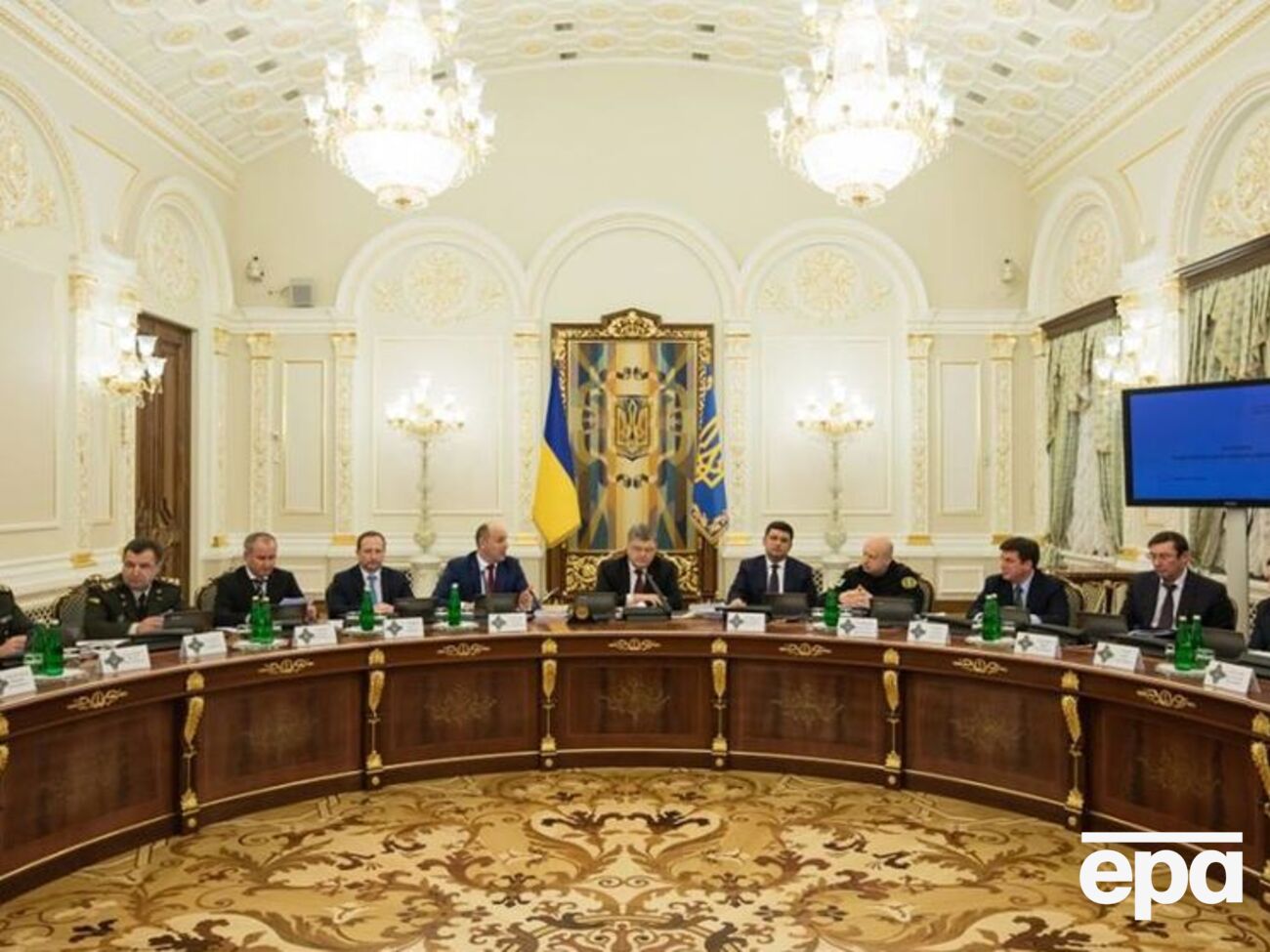 В СНБО подчеркнули, что решением продлевается действие санкций в отношении физических и юридических лиц, которые были введены в действие 17 октября 2016 года