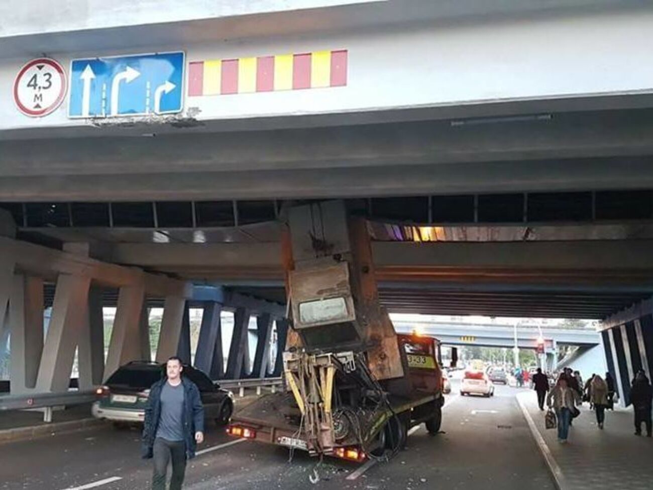 Евакуатор не розрахував висоти мосту