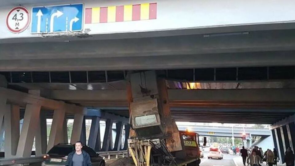 Эвакуатор не рассчитал высоту моста