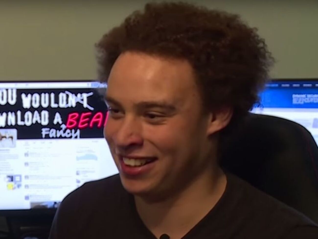 Гатчінс живе у Британії і працює на американську компанію