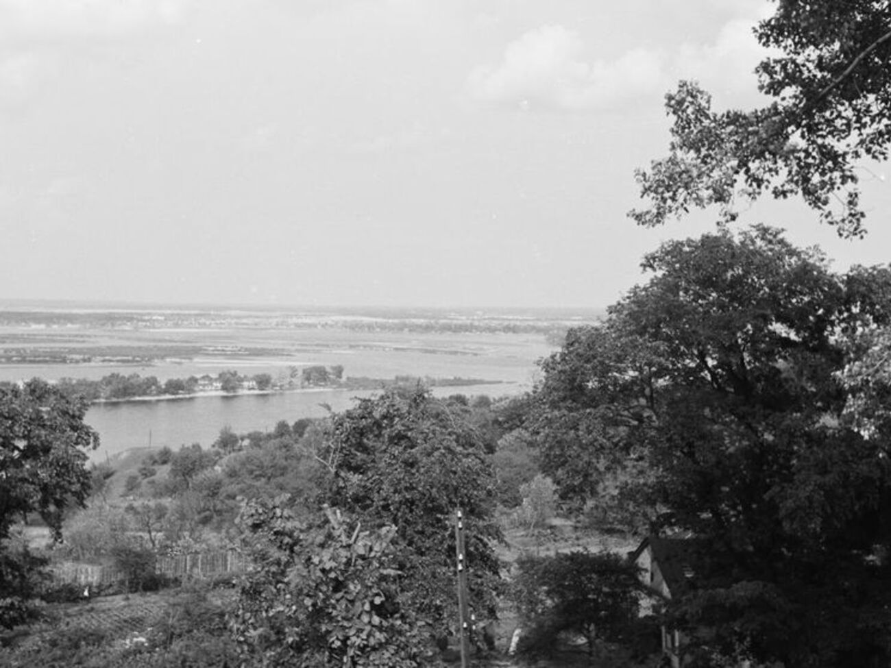 Вигляд на Дніпро справа від Козловської лікарні. Фотографію зроблено в роки окупації Києва