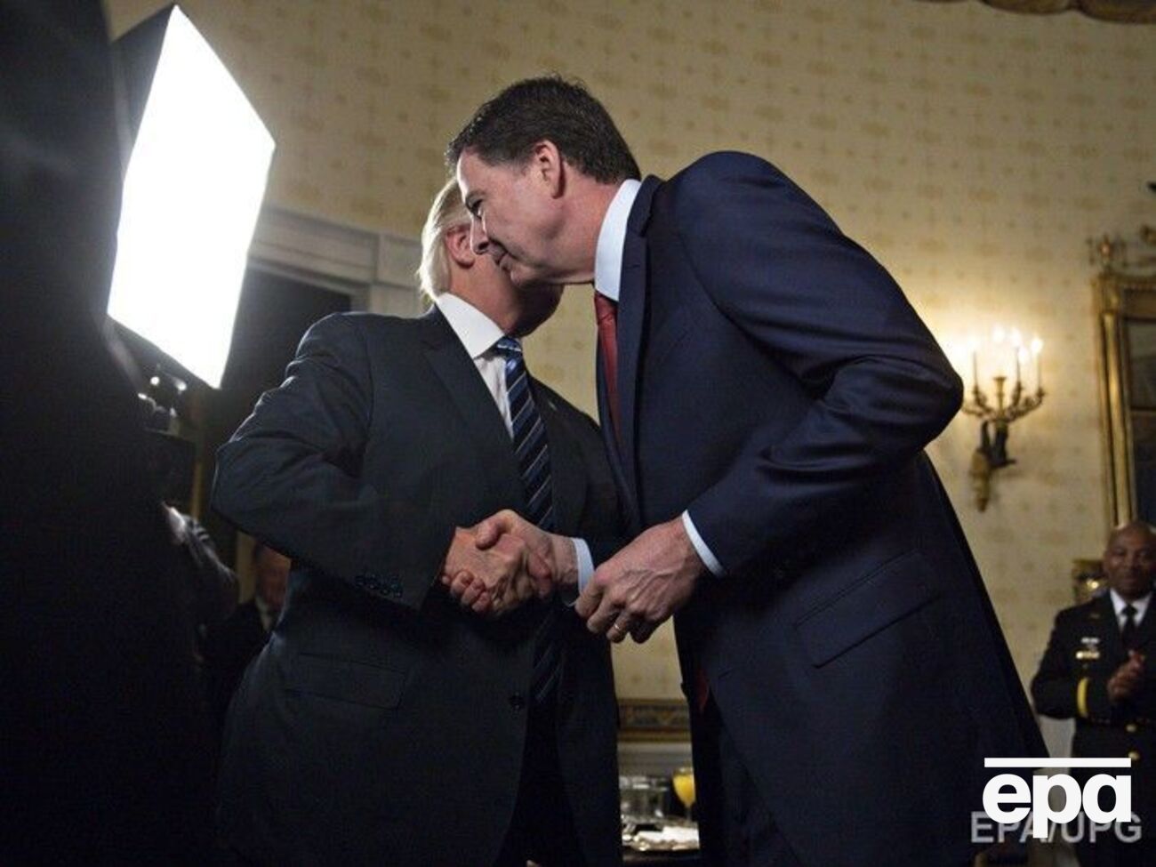 ЗМІ пишуть, що Трамп просив Комі припинити розслідування проти Флінна