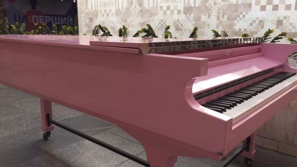 Аласанія: Це рожеве порося стоїть у вестибюлі "UA:Першого"