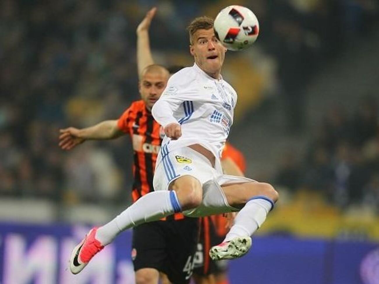 "Динамо" и "Шахтер" проведут матч в Харькове