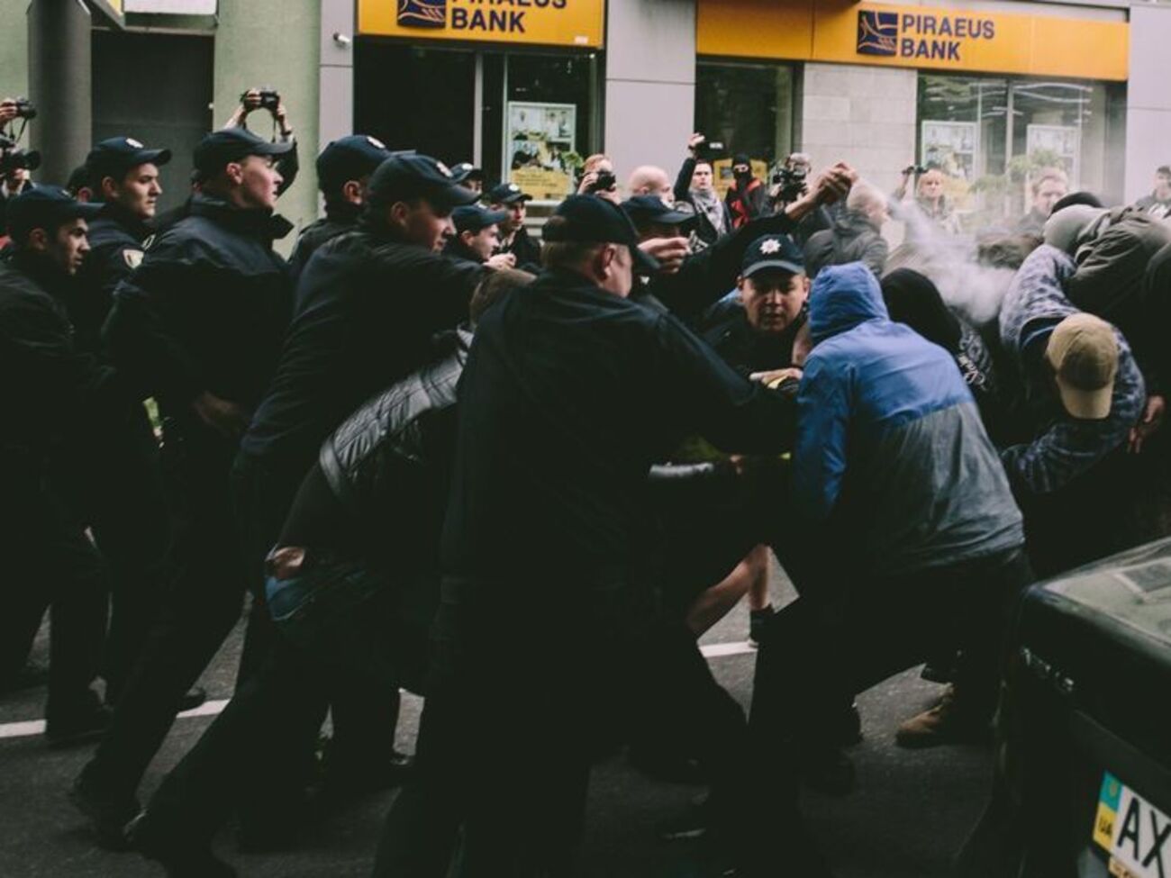 В результате потасовки пострадали двое полицейских
