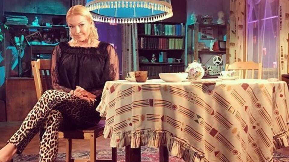 Волочкова села на поперечный шпагат перед камерой