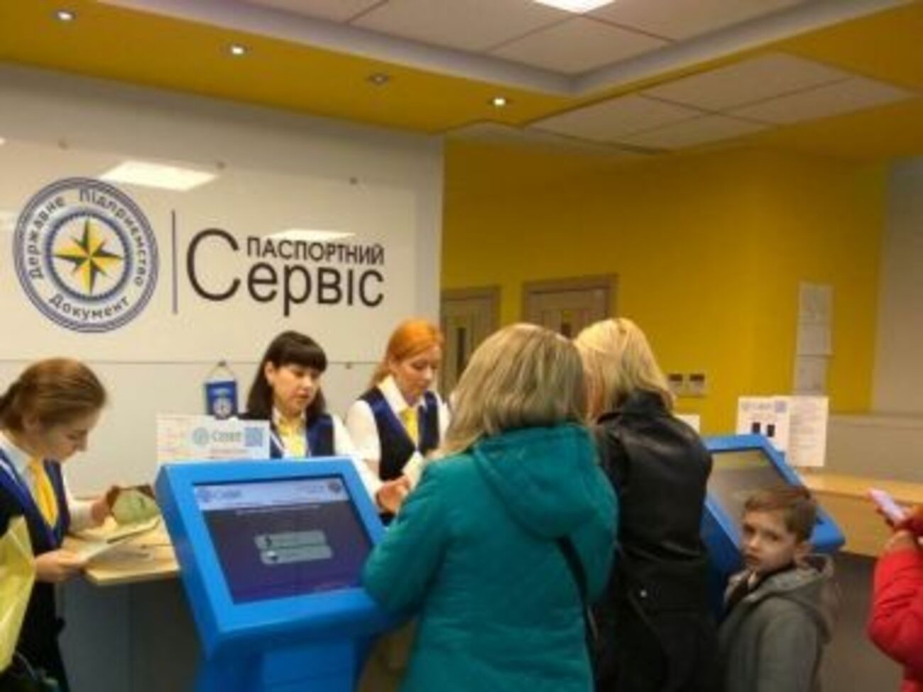 В центрах оформления документов сейчас ажиотаж, рассказали журналисты