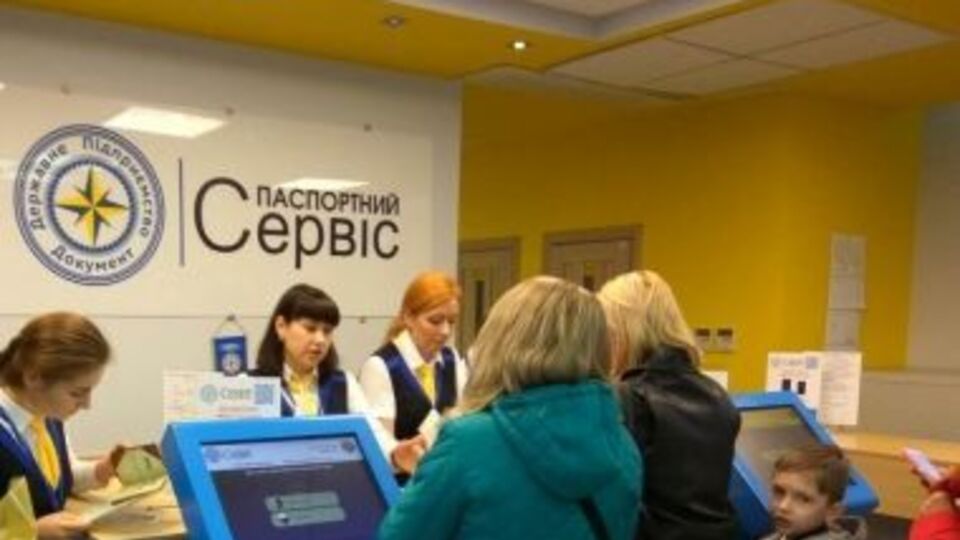 У центрах оформлення документів зараз ажіотаж, розповіли журналісти