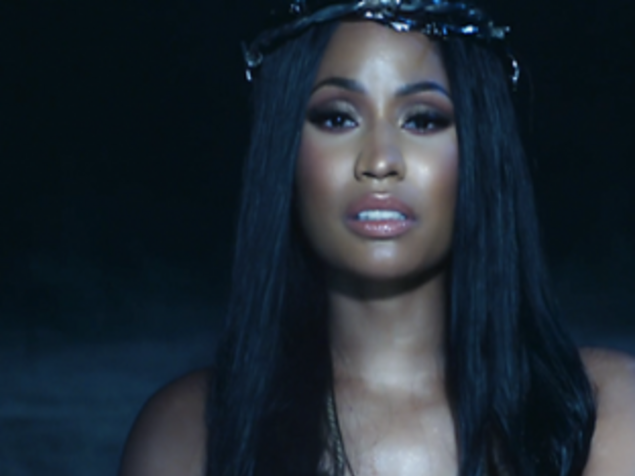 Мінаж занурилася у воду в новому ролику