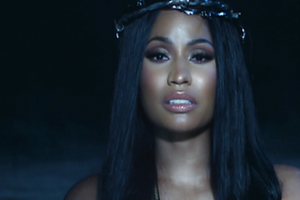 Мінаж занурилася у воду в новому ролику