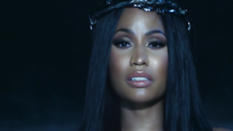 Минаж погрузилась в воду в новом ролике