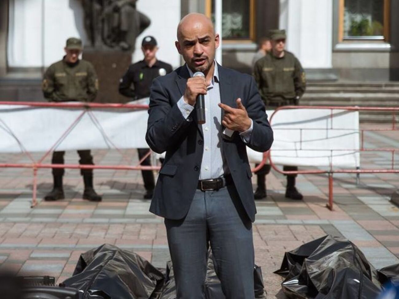 По странному стечению обстоятельств в санкционном списке в парламенте не оказалось фамилии Ахметова