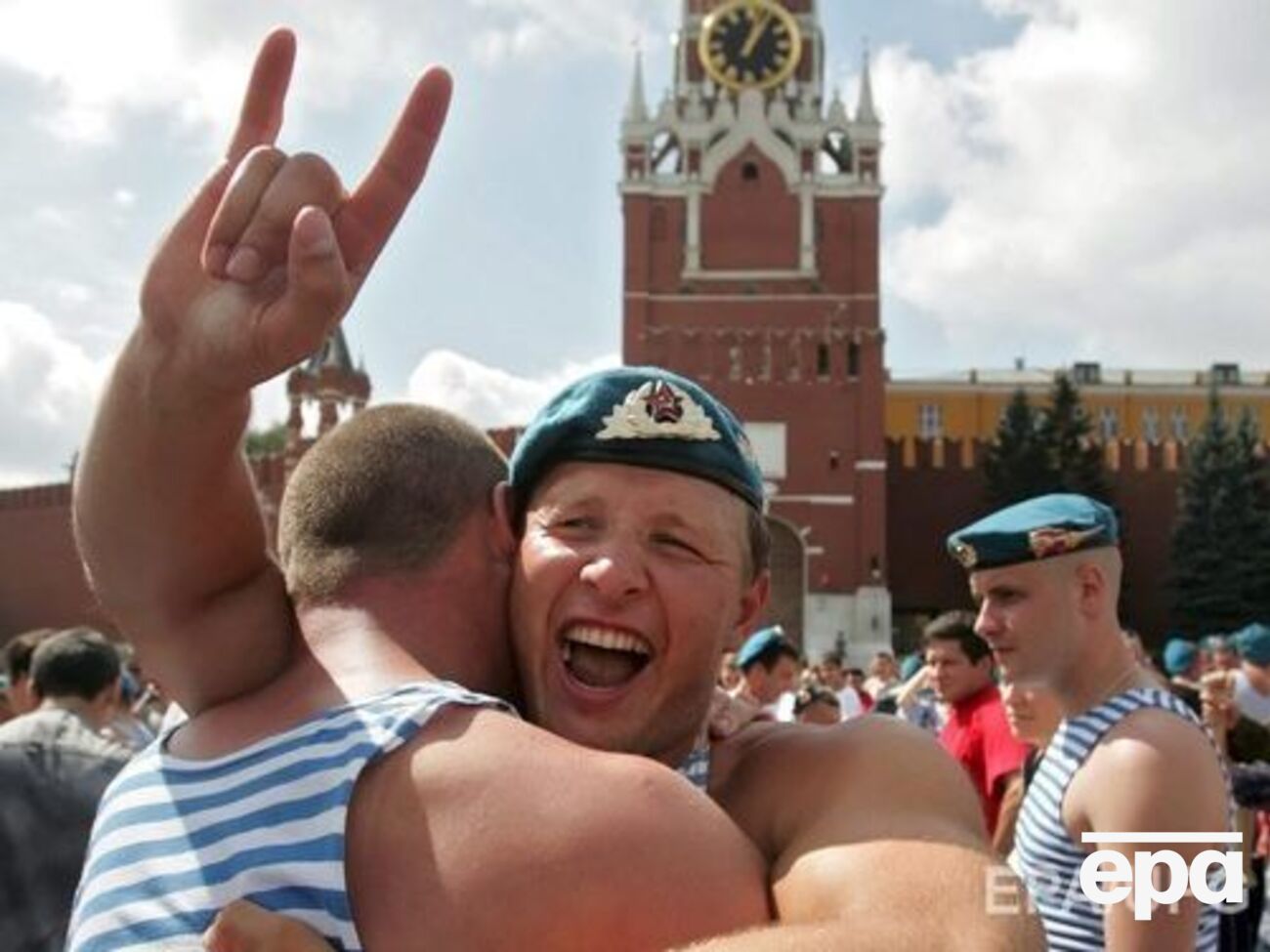 Згідно з даними опитування, приблизно раз на місяць випиває 16% росіян