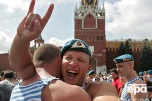 Согласно данным опроса, примерно раз в месяц выпивают 16% россиян