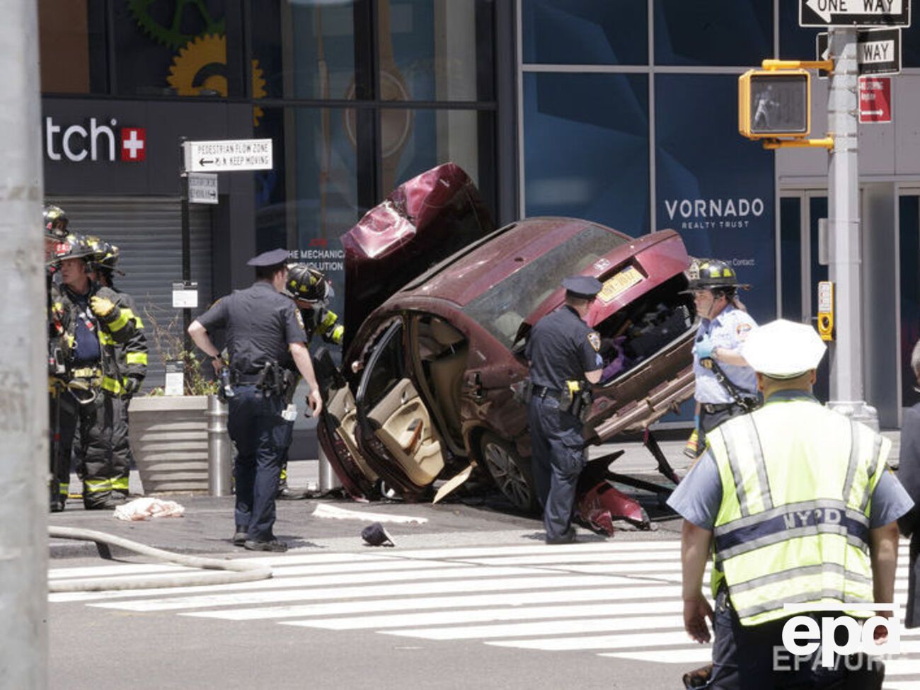 Пожарные и полиция на месте ДТП