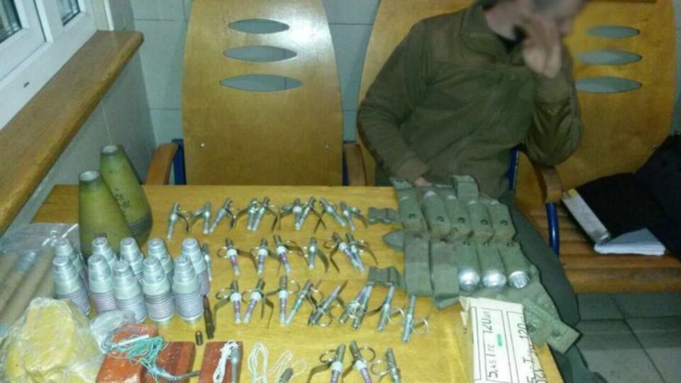 Мужчина не смог объяснить, зачем пытался вывезти взрывчатку и боеприпасы в Киев