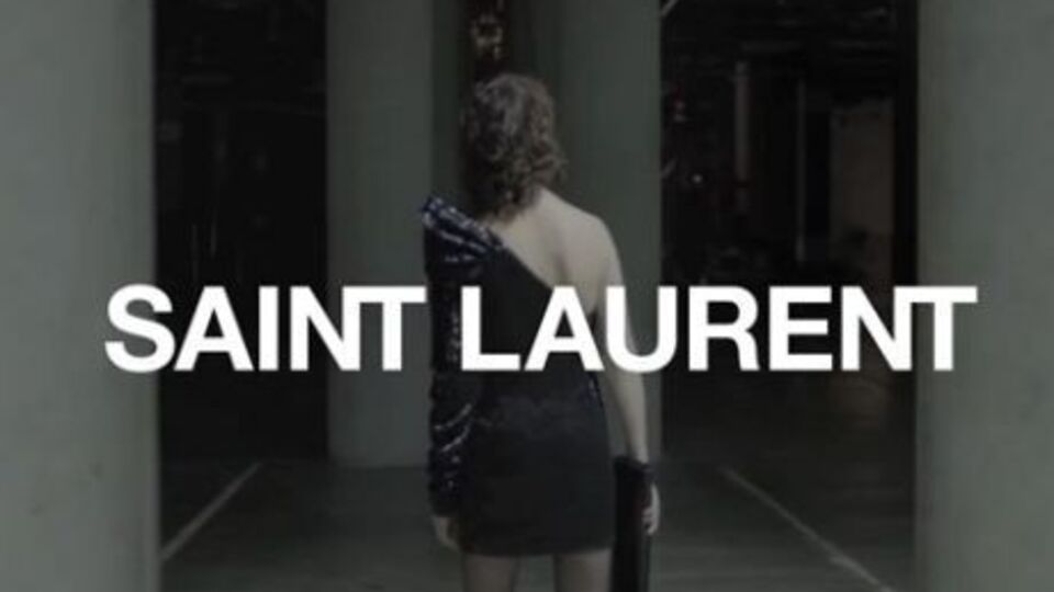 Генсбур снялась в черном коротком платье