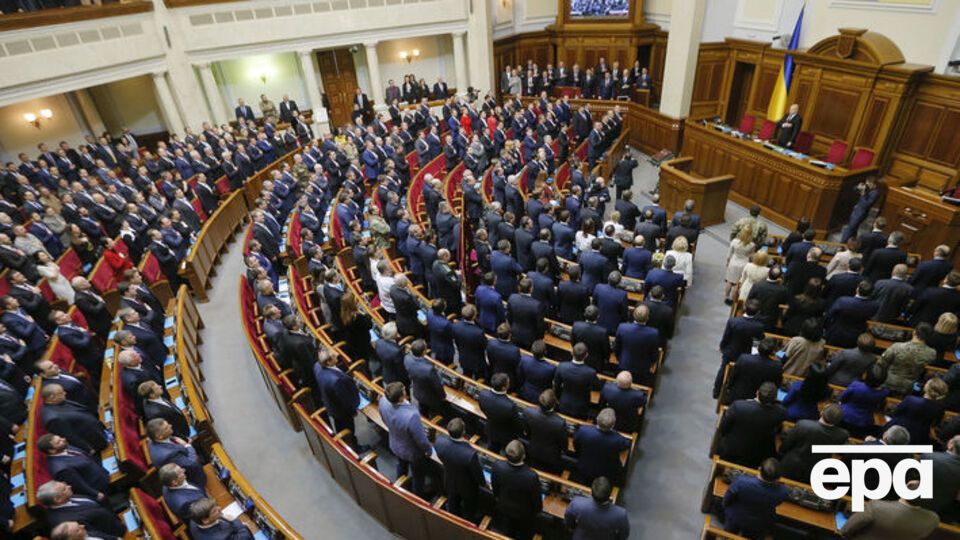 Согласно опросам, в Верховную Раду проходят семь партий