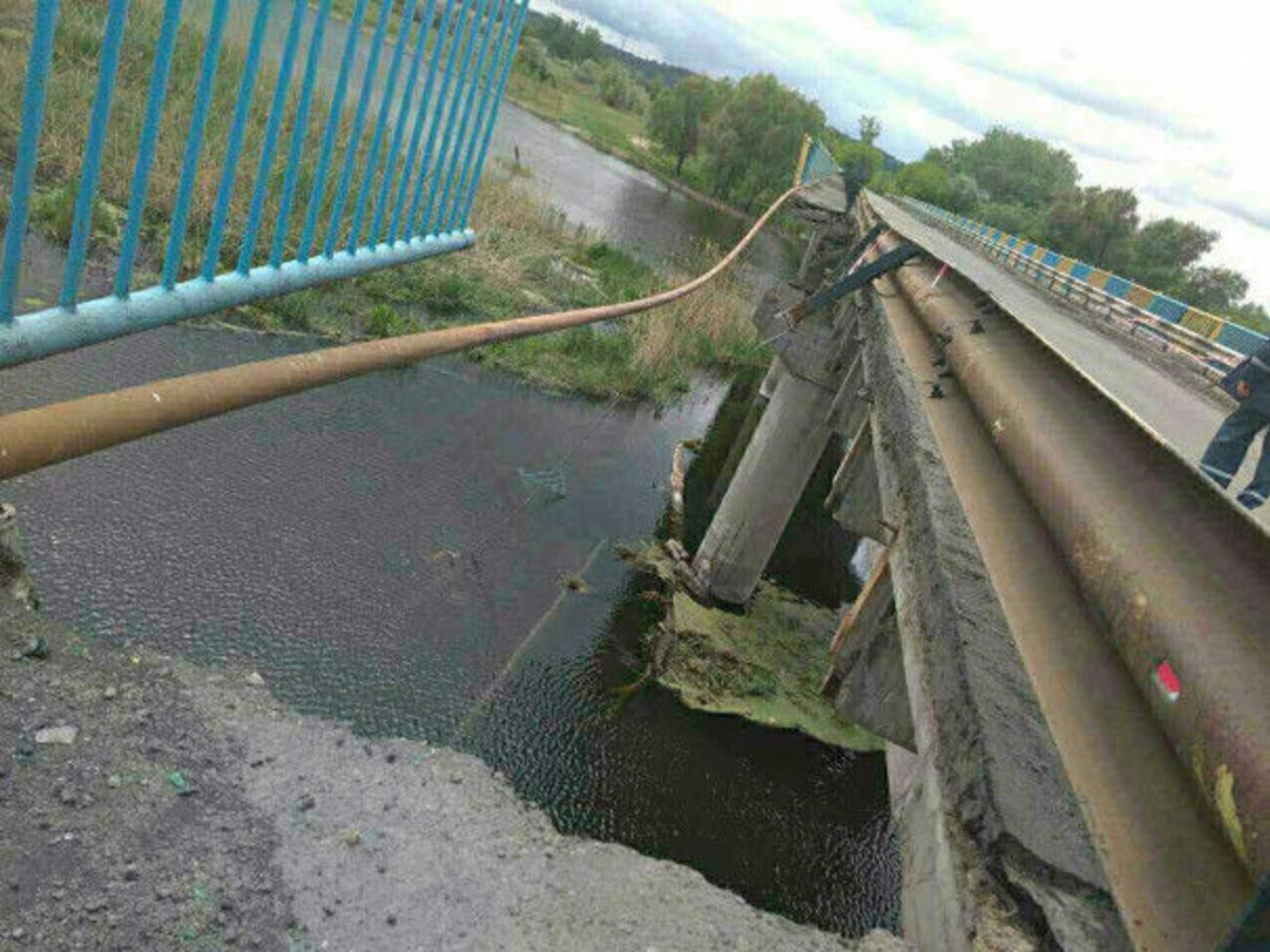 Движение по мосту перекрыли